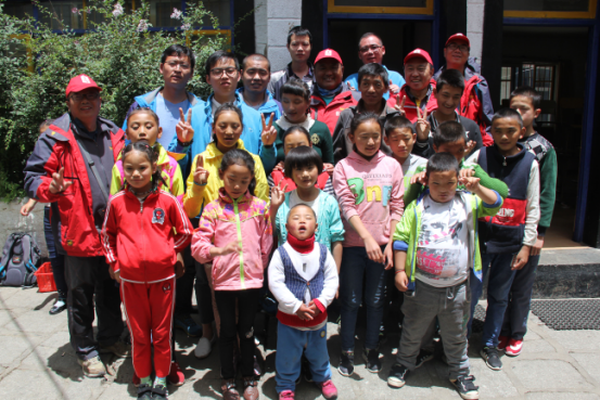善行使者与西藏盲童学校的孩子们合影。