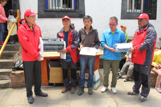 善行使者为西藏盲童学校捐赠盲人刻录机。